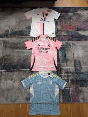 Fotbolls Tröjor -  En Kostar 299 kr.                                                                Oanvända Fotbollströjor, Real Madrid, Juventus, PSG.