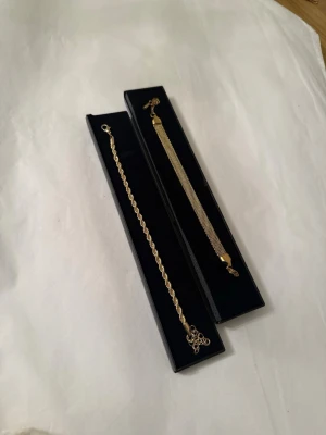 Guld Armband 2 st - Båda armbanden är helt nya och har aldrig använts. Armbanden är gjorda av rostfritt stål så de inte rostar. Dessa armband är även justerbara och går att justera efter din egna storlek på armen!