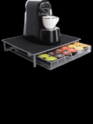 Kapselhållare för kaffemaskin - Praktisk kapselhållare i svart och silver metall med utdragbar låda för förvaring av kaffekapslar. Passar under kaffemaskin och rymmer flera kapslar av olika märken som Nespresso och Dolce Gusto. Mått: 39x35x7,5 cm. Perfekt för att hålla ordning på kapslarna i köket.