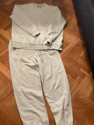 Ljusgrön loungewear-set från NA-KD - Mysigt loungewear-set från NA-KD i ljusgrön färg. Setet består av en långärmad sweatshirt med rund hals och matchande byxor med dragsko i midjan. Materialet är mjukt och bekvämt. Nästan aldrig använt. 