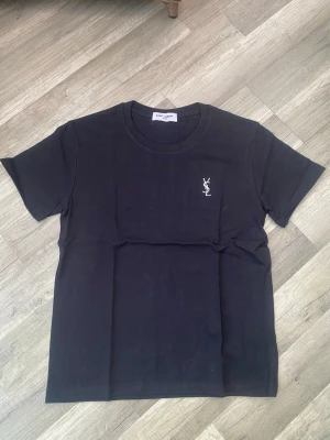 Saint Laurent T-shirt  - Tjena säljer nu denna feta saint Laurent T-shirten. Mycket fint skick inga defekter! Hör av dig för minsta fundering 