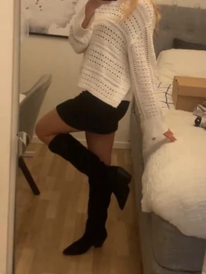 Svarta cowboy boots i mocka - Säljer ett par svarta cowboy boots med spetsig tå och sned klack. Bootsens material är mocka vilket ger en snygg och trendig look. Jag älskar dessa boots men visade sig att de var en storlek försmå för mig dessvärre. Dem är därför endast burna 2-3 gånger och är i väldigt bra skick🥰 originalpris är 1250kr men jag säljer för 700kr (pris går att diskuteras vid snabb affär)🥰🌷