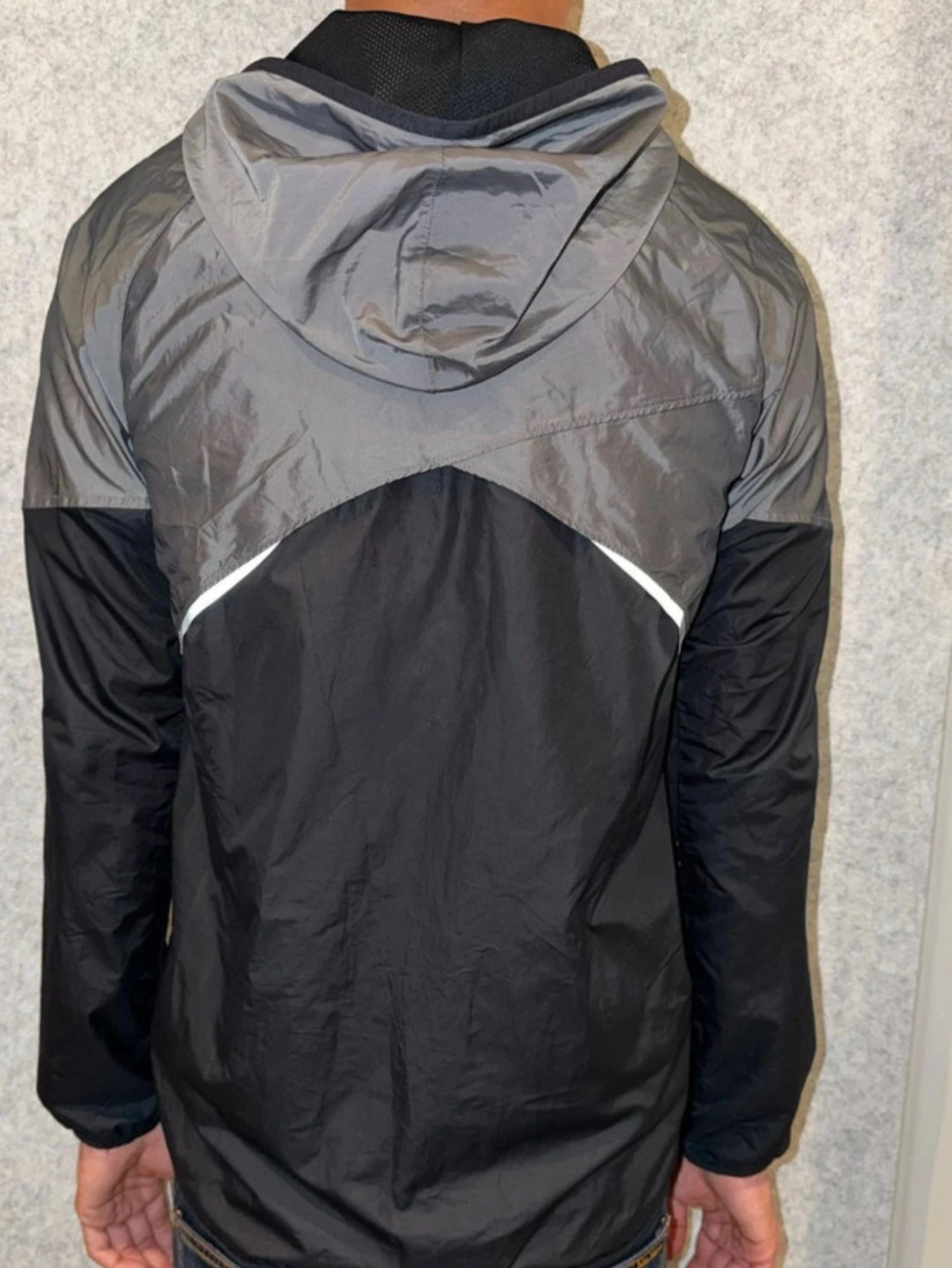 Grå och svart vindjacka Under Armour - 2