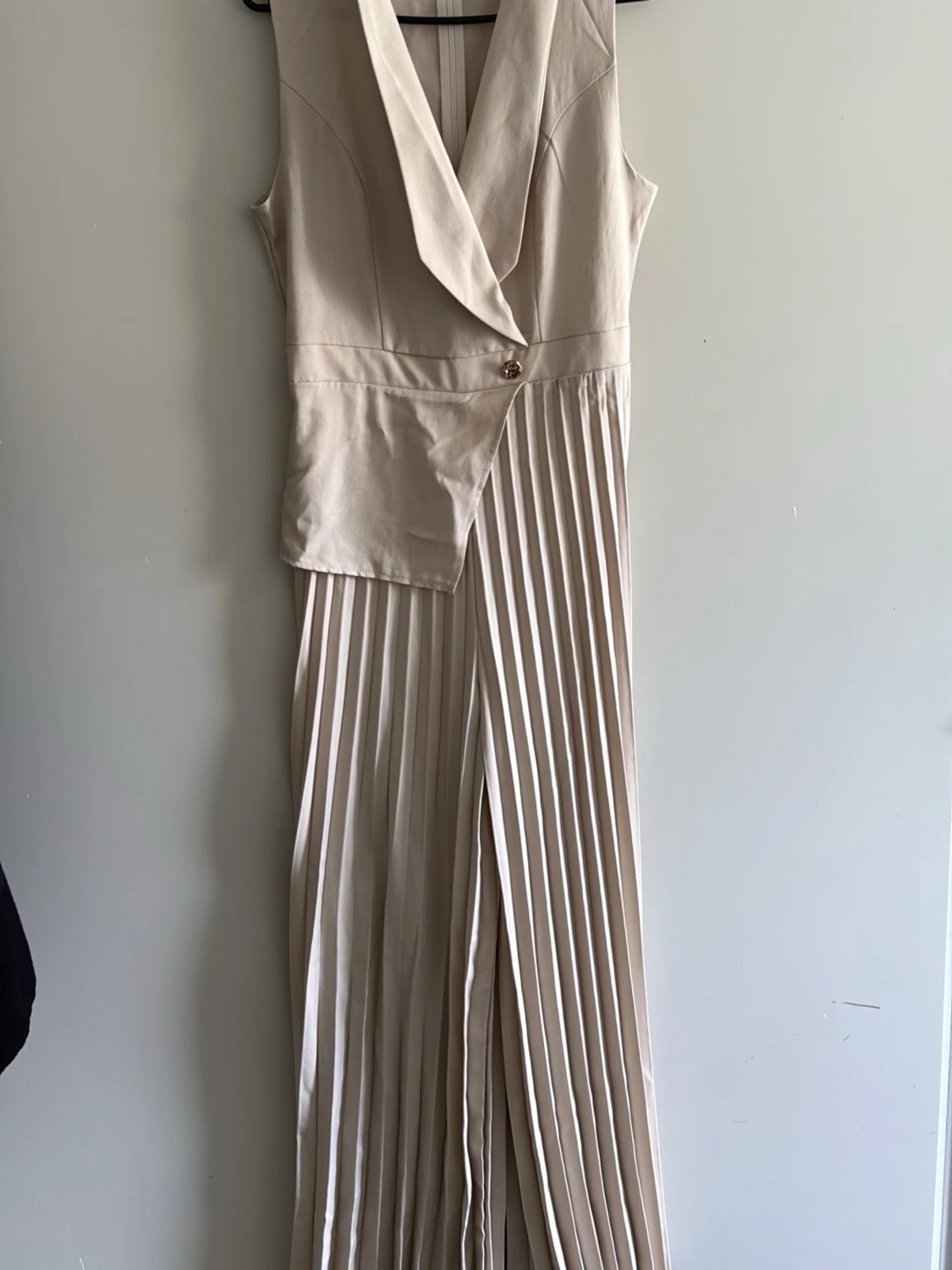 Beige ärmlös plisserad jumpsuit