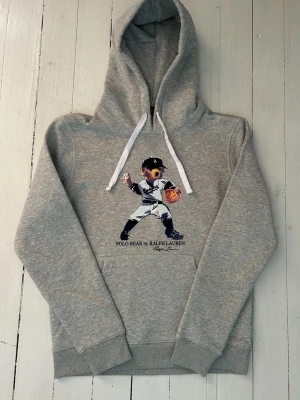 Ralph Lauren polo bear hoodie storlek S - Hej! Säljer denna riktigt schyssta polo bear hoodie från Ralph Lauren. Den är i storlek M men sitter en storlek litet och passar därför som en S. Den är endast använd någon enstaka gång och är därmed i ett nyskick. Original lappar och påse finns kvar och medföljer naturligtvis vid köp. Jag fraktar alltid snabbt! Mvh