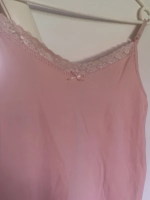 Rosa spets linne - Rosa spets linne från Ginatricot 