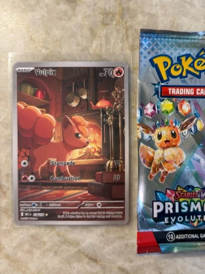 Illustraion Rare Vulpix Pokemon - Säljer min illustration rare av Vulpix. Om jag skulle ge en PSA rating är det en stark 8a ᕙ(⇀‸↼‶)ᕗ 