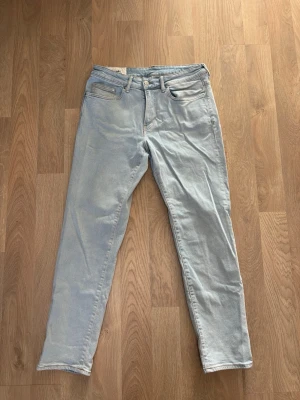 Ljusblå H&M jeans - Snygga ljusblåa H&M jeans med rak passform. Storlek W 32, L32. Mycket bra skick, knappt använda!