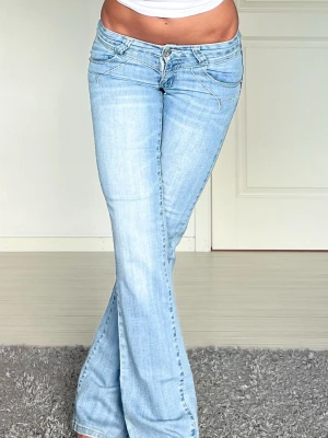 Jeans - Midjemått: 35cm rakt över, innerbenslängd: 79cm 💗