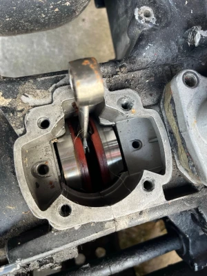 Röd vevaxel till mopedmotor - Säljer en vevaxel till mopedmotor i metall med röda detaljer. Passar för dig som bygger eller reparerar motorer. Kompakt och robust design, synliga lager och vevstake. Perfekt för motorintresserade som vill ha reservdelar. Play Förgasare som sinte sitter på förtillfälet 