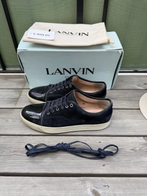 Lanvin - Lanvin dbb1 captoe marinblå | storlek 11 eu45 | bra skick, skador på captoen | box, 2 dustbags, lanvin kort och extra snören kommer med vid köp | pris går att diskutera vid snabb affär |