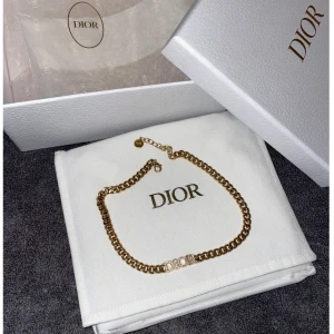 Dio(r)evolution Neckless - Superfint dior halsband köpt på Dior butiken i Bangkok. Äkthetsbevis, kvitto och kartonger finns såklart. Orginalpris:   8900kr