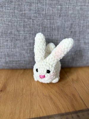 Virkad kanin - Virkad i fluffigt garn 🧶 Polyesterfyllning, säkerhetsögon (rekommenderas ej för barn under tre år) rosa färg vid kinderna och öronen på kaninen (syns väldigt lite på bilden) 🐰