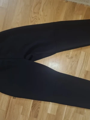 Nike Tech Black byxor - Nästan helt ny, endast använd 5 gånger. Säljes på grund av att storleken inte passar mig längre. Nypris 2400 kr. Mycket fint skick och sparsamt använd.        Pris kan diskuteras vid snabb affär.  