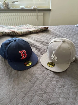 New Era kepsar, bundle - Beställde dessa två new era kepsar men dem passade tyvärr inte. Säljer bägge två för ett billigare bundle - pris nu. Snabb affär tack!   300 styck 