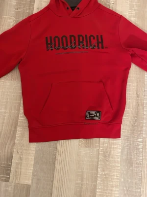 Hoodrich tröja röd - Snygg röd hoodie från Hoodrich med svart logga tryckt på bröstet och ryggen. använt några få gånger, lägg gärna prisförslag! tveka inte att kontakta vid frågor!🥰
