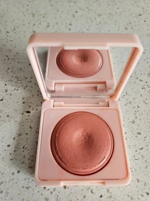 Glow blush CAIA wild strawberry  - Glow blush från CAIA i färgen wild strawberry. Är lite använd enligt bild.