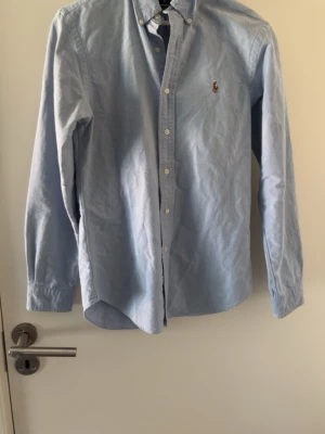 Ljusblå skjorta från Ralph Lauren - Säljer nu denna sjukt snygga Ralph lauren skjortan i en snygg ljusblå färg. Skicket är 9/10 inga defekter. Pris 499kr. Självklart äkta. Skriv vid minsta fråga eller fundering. 😃