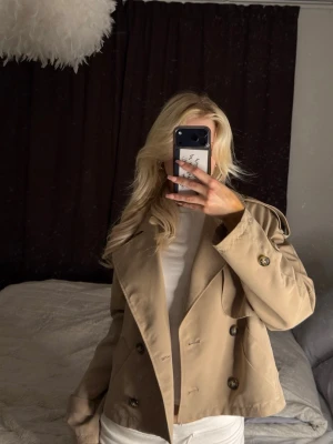 Trenchcoat Jacka - Snygg trenchcoat från Vera Moda i storlek xs. (Passar även S.) Testad hemma men aldrig använd. Har en annan trenchcoat jag använder mer💞