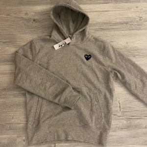 CDG Hoodie  - Tja säljer nu denna unika gråa Hoodien från Comme des garcons i storlek S för endast 499! Priset är ej hugget i sten! Skriv i dm vid funderingar🙌