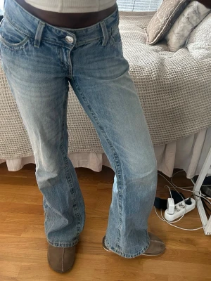 Ljusblå bootcut jeans - Säljer ett par ljusblå bootcut jeans 