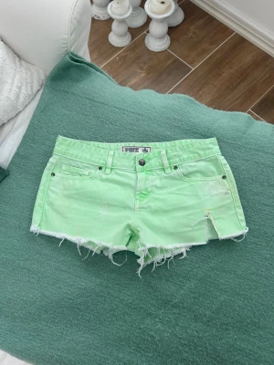 Pink! Lågmidjade jeansshorts  - Storlek ”4” ~ S. Rakt över midjemått: 39cm. Skickas inom 24h. Se liknande plagg i min profil! G
