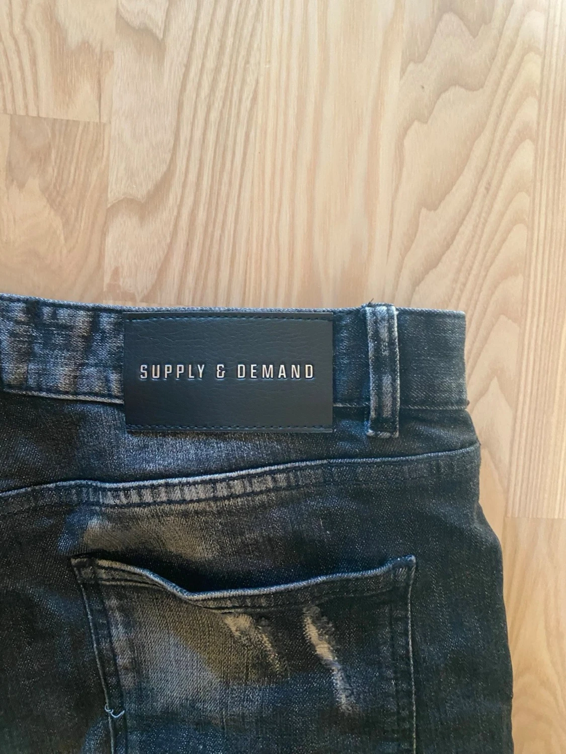 Svarta distressed jeans Supply & Demand - 3