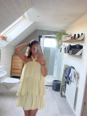 Sommar klänning!💛 - Söt ljusgul klänning med flera lager volanger och halterneck. Den är från Gina Tricot i storlek xs, men den skulle nog också funka för dig som har storlek S💛💛 Aldrig använd, org pris: 299