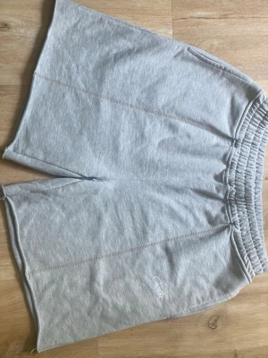Corteiz grå sweatshorts - oversized fit - Grå Corteiz sweatshorts i mjukt och bekvämt material. Oversized passform med elastisk midja och broderad Corteiz-logga framtill. Har även en praktisk bakficka. Perfekta för både vardag och avslappnade outfits. Fint skick.