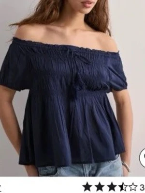 Mörkblå offshoulder topp - Helt ny blå topp med detaljer från Nelly utan prislapp! Köp 