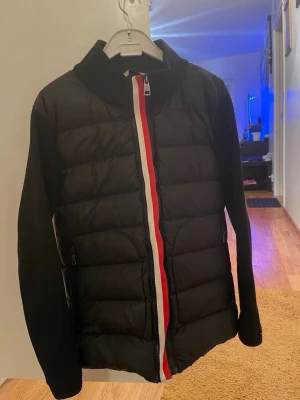 Moncler Cardigan - Använd i ungefär ett år, köpt för 11999kr. Inga skador inga defekter. Kom provat för fler frågor!