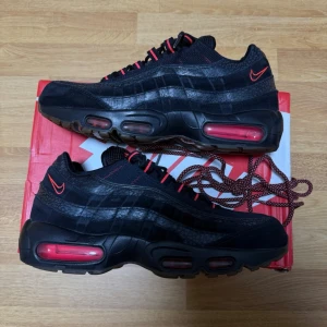 Sällsynta Nike Air Max 95 Safari Black Infrared (AV7014 001) - Size 42,5 EU - Sällsynta Nike Air Max 95 som är i mycket bra skick och sparsamt använda. Extra original snören kommermed skorna och   inget slitage förekommer. Lätta och bekväma sneakers som passar perfekt till både vardag och träning.  Size: 42,5 EU 🏷️Rabatt vid köp av flera par skor!