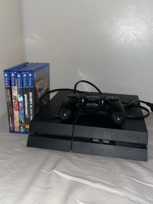 PS4 500GB (2015 modell) - Konsolen är i fint skick utan problem. En kontroll och 5 spel ingår.