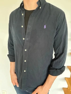 Ralph Lauren skjorta - Ralph Lauren skjorta herr| pris:399kr| storlek:M| skick: 9,8/10| hör av dig vid minsta lilla fundering eller fråga| 