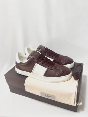 Valentino Flycrew - Helt nya Valentino flycrews i en extremt fet och unik colorway! Alla tillbehör medföljer. Storlek 40 men passar 41. Kontakta mig för fler frågor och funderingar!