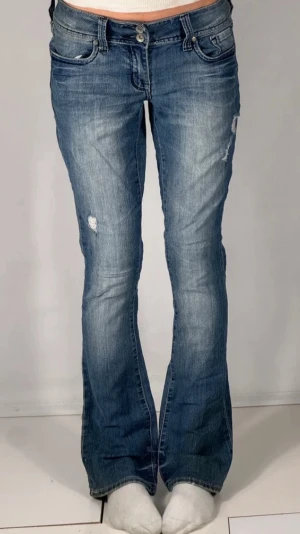 Blå bootcut jeans - Säljer ett par blå bootcut jeans från Miss Sixtydå som inte passade så aldrig använda😊 Med låg midja och mindre bootcut. Tillverkade i mjuk denim med lite stretch för skön passform💕 Storlek S men passar även M