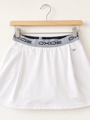Vit sportig skort från Oxide - Snygg vit skort från Oxide med bred elastisk midjeresår i grått och svart logga. Tillverkad i ett stretchigt och lätt material som passar perfekt för en aktiv stil. Skorten har en klassisk A-linjeform och innerbyxa för extra komfort.
