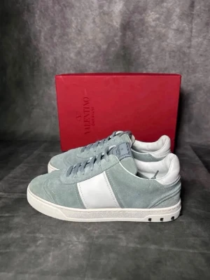 Valentino flycrew  - mycket fint skick, som nya size 38,5 passar 39, box medföljer. nypris 7000 men skorna tillverkas inte längre vid frågor skriv ett meddelande💞