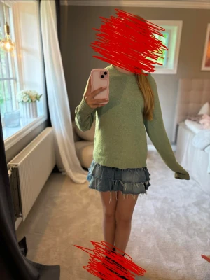 Ljusgrön stickad tröja från Vera Moda i strl XS - Mysig ljusgrön stickad tröja med rund halsringning och långa ärmar. Tröjan har ribbstickade muddar vid ärmslut och nederkant, vilket ger en klassisk och enkel look. Perfekt att matcha med jeans eller kjol för en avslappnad stil.