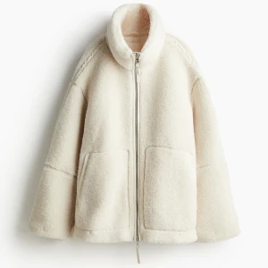 Hm Teddy jacka - Säljer denna populära teddyjacka från h&m. Den är slutsåld på hemsidan i nästan alla storlekar!! Storlek M men passar även mindre och större!💞💞🥰 
