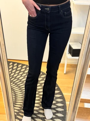 Oanvända Zara jeans  - Helt oanvända bootcut jeans från Zara i mörkt jeans tyg,  i storlek S  nypris 399