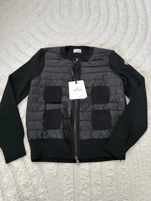 Moncler Cardigan jacka - Säljer nu vidare min fina Moncler cardigan jacka i nyskick (se bilder). Storlek S. Skickas med dust bag. En perfekt sommarjacka 😍kvitto finns!