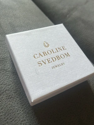 Caroline Svedbom pärlarmband - Snyggt armband från Caroline Svedbom med pärlor. Armbandet har en elegant och stilren design som passar perfekt till din smyckessamling. Kommer i original ask med logga. Oanvänd.