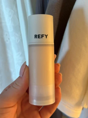 REFY SKIN TINT 120C - Säljer en skintint från REFY, i nyansen 120C. En väldigt lätt och fin konsistens, bra hållbarhet och en smart förpackning. Köptes i slutet av maj, blev tyvärr fel nyans för mig. Hör gärna av dig vid frågor❤️