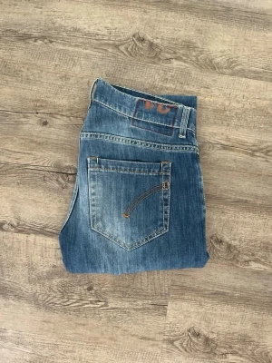 Dondup George  - Hej! Säljer mina dondup jeans i modellen George! Den populäraste modellen😊 dom har en rikigt skön tvätt, storlek 31 och skick är 9/10! Skriv om du har funderingar eller frågor😇