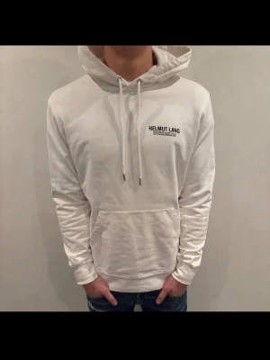 Helmut lang hoodie - Hej, säljer min vita Helmut Lang hoodie i size M. Skick 9/10 (inga defekter eller repor/hål). Nypris 4000kr - mitt pris 790kr - perfekt till vår/sommar - STEAL 