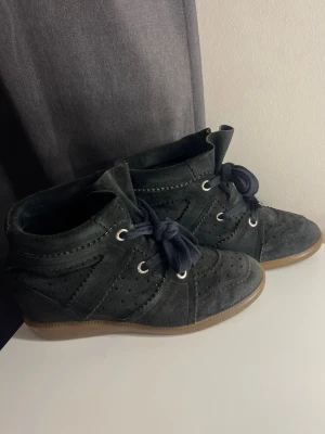 Isabel Marant Skor - har tecken på användning men inga stora defekter!! har en lite defekt på ett av snörena, se sista bilden. har tyvärr ingen låda kvar då jag köpte dessa här på plick🩷skriv gärna frågor/skicka prisförslag!!