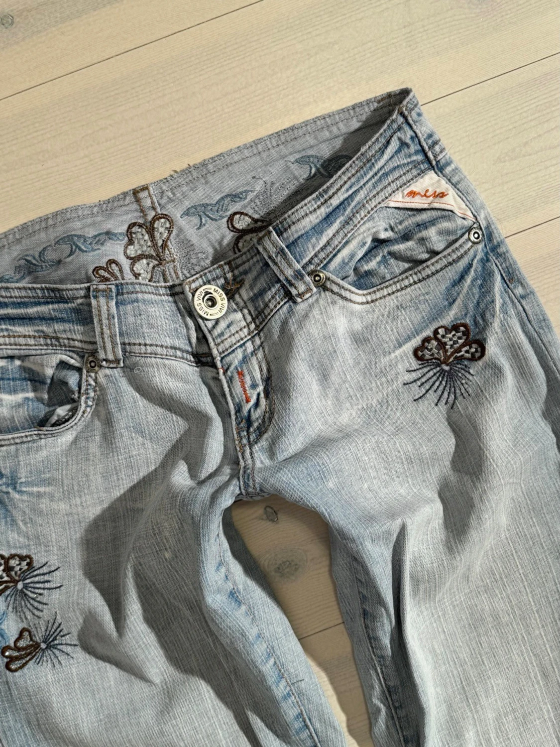 Low bootcut jeans med brodyr - 4