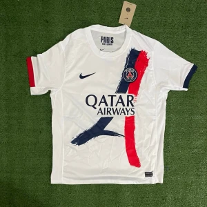 PSG 25/26 Tröja - Dembele - Säljer denna riktigt snygga tröjan för ett riktigt bra pris! Skriv till om ni är intresserade eller har några funderingar kring tröjan.
