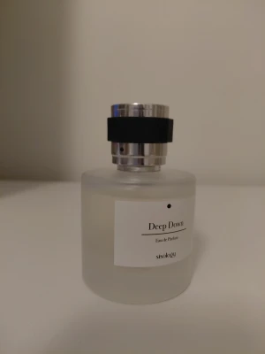Deep Down Eau de Parfum Sisology - Top notes: Fig, Bay, Bergamot, Nutmeg Heart notes: Cedarwood, Vetiver, Musk Base notes: Vanilla, Sandalwood